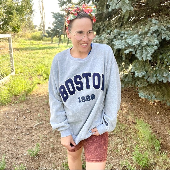 New! Varsity Embroidered BOSTON 1998 Super Soft Cozy Crewneck Sweatshirt - Picture 2 of 4